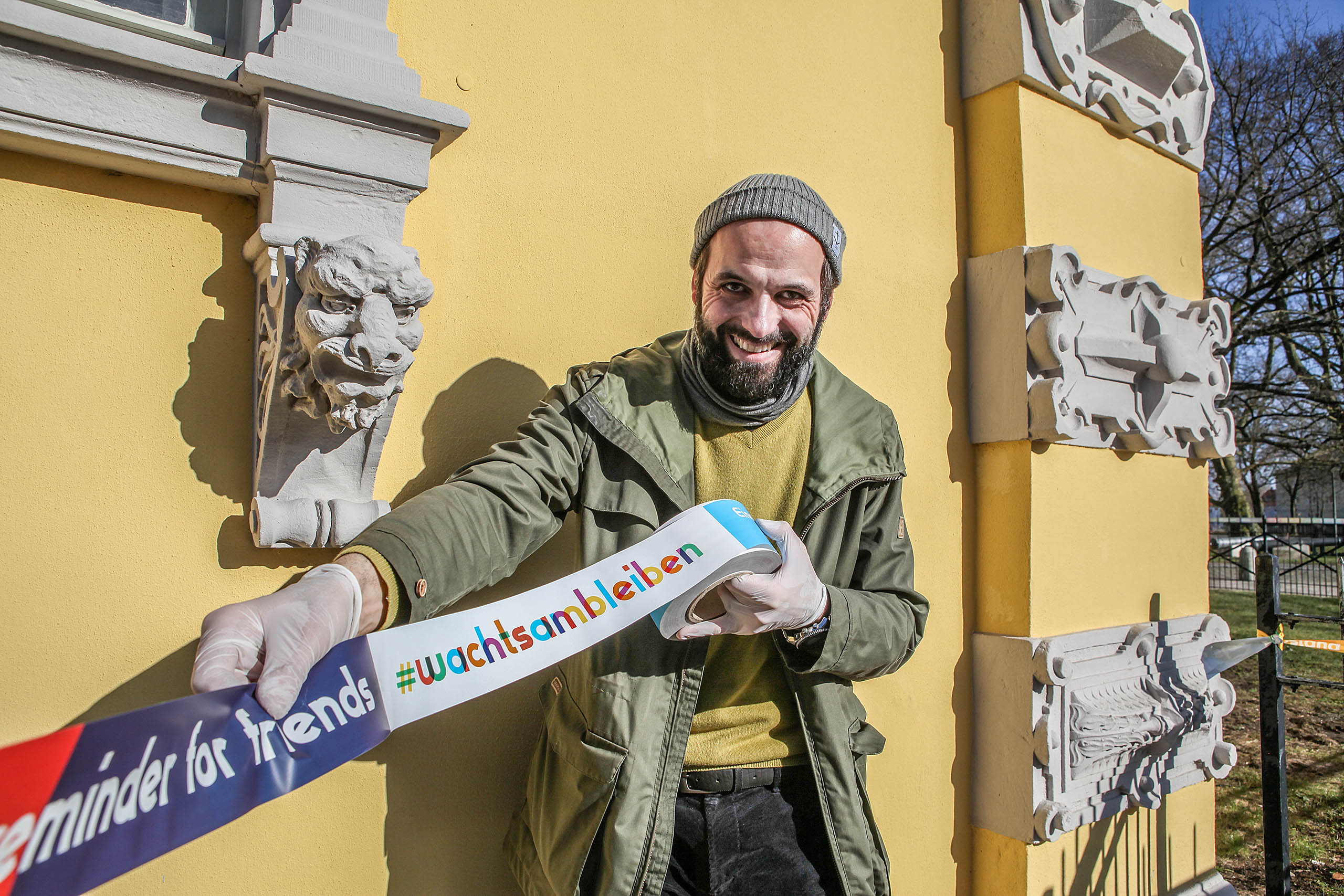 Installation Flatterband am Schloss. Robert Hoffmann-Lohse, #wachtsambleiben