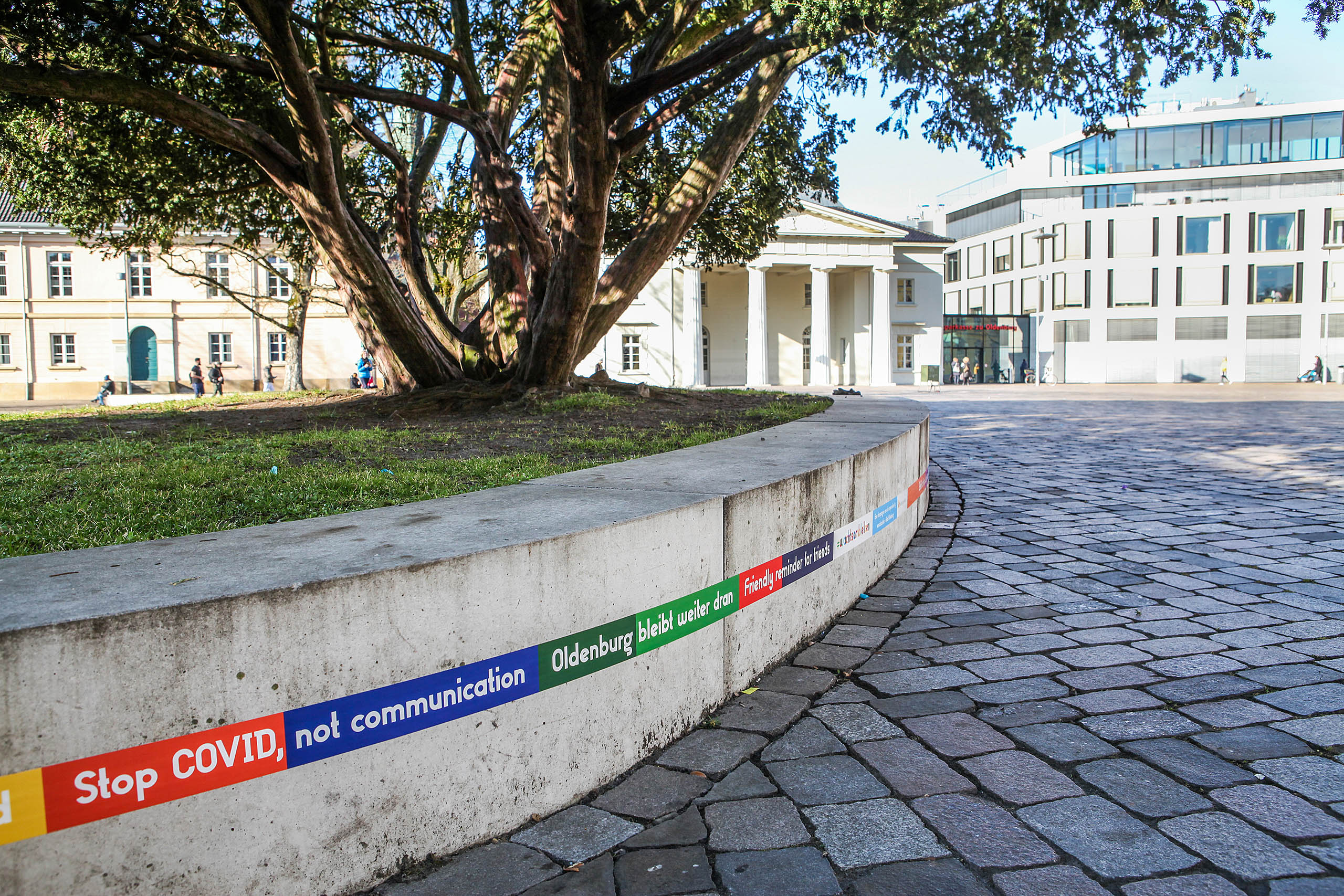 Installation Flatterband auf dem Schlossplatz. Robert Hoffmann-Lohse, #wachtsambleiben