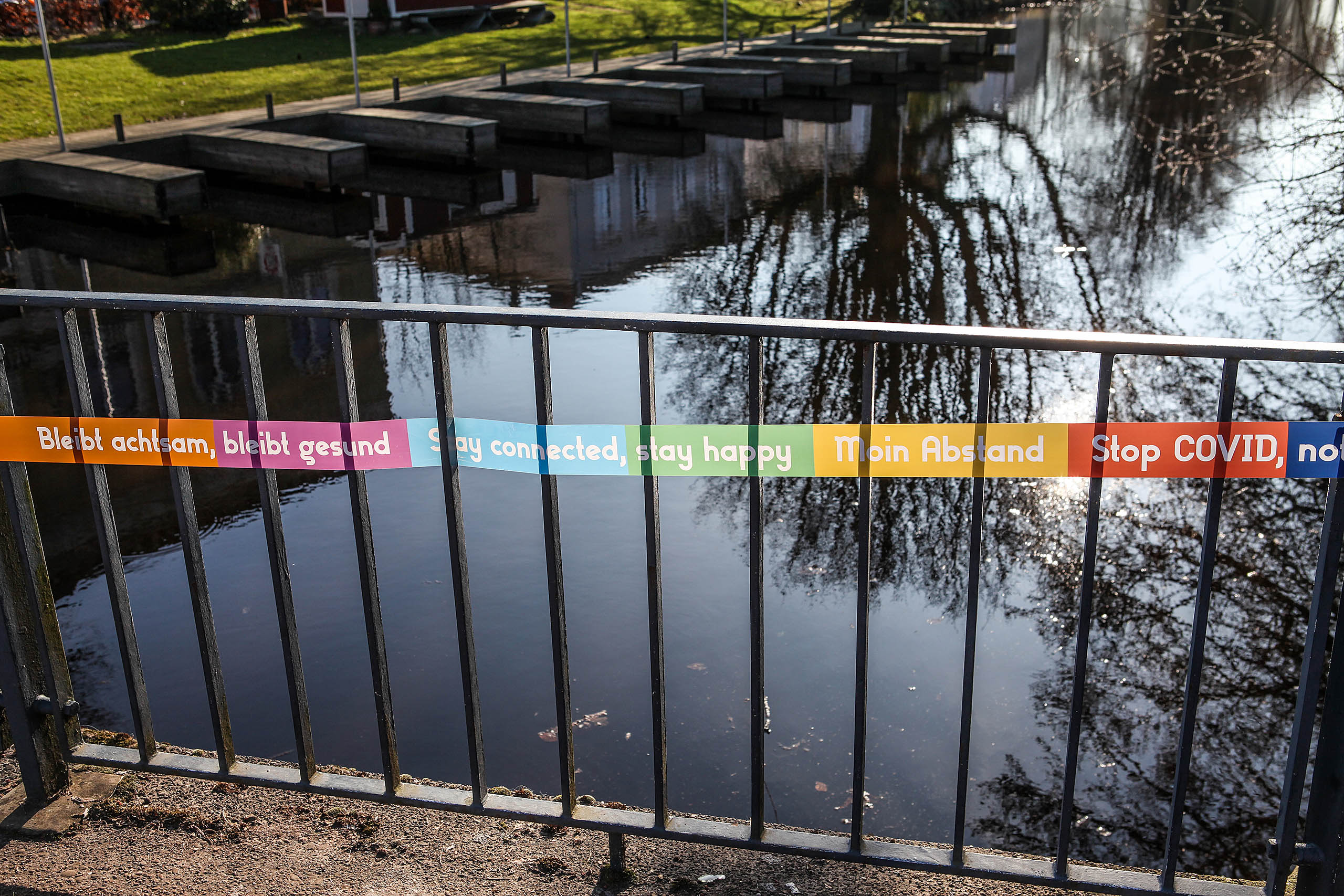 Installation Flatterband. Robert Hoffmann-Lohse, #wachtsambleiben