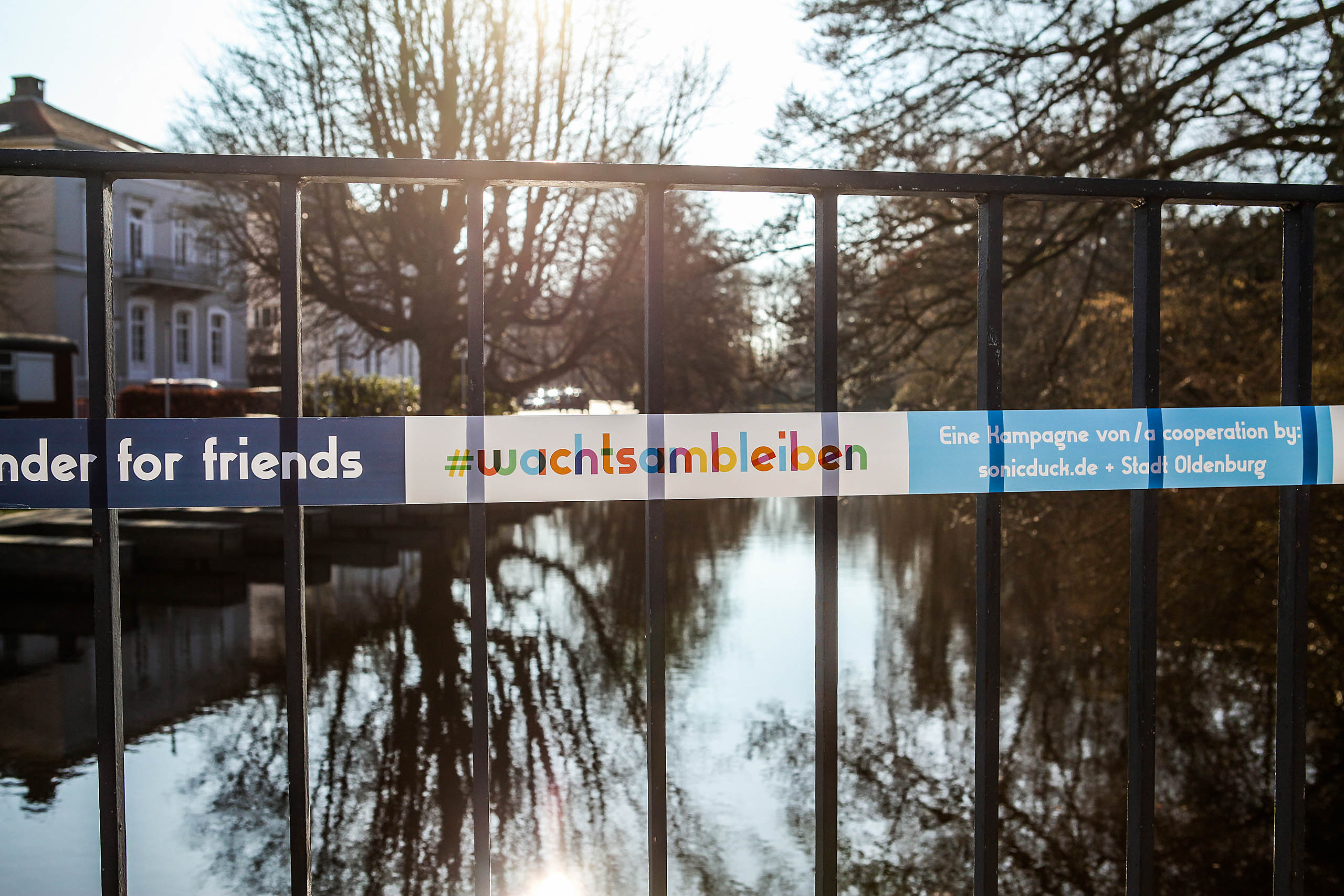Installation Flatterband. Robert Hoffmann-Lohse, #wachtsambleiben